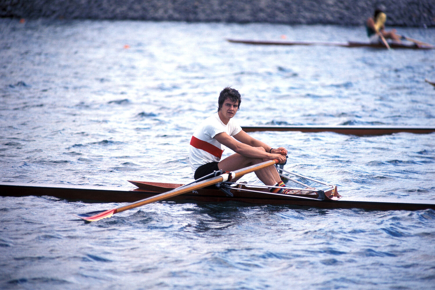 Петер-Михаэль Кольбе тоже остался дома. За карьеру западногерманский гребец выиграл пять чемпионатов мира, а еще – три олимпийских серебра (все – в соревновании одиночек) – в Монреале-1976, Лос-Анджелесе-1984 и Сеуле-1988. В 1980-м немец мог рассчитывать на золото. Его главным соперником в те годы считался финн Пертти Карппинен. Именно ему Кольбе уступил на финише на Играх-1976, а затем в гонке 1984-го. Их противостояние – настоящая классика гребли, но бойкот лишил Кольбе шанса навязать борьбу принципиальному сопернику на Олимпиаде-1980. «Как будто кто-то проткнул шарик толстой иглой, и из него вышел весь воздух», – так в 2010-м Кольбе в интервью Süddeutsche Zeitung описывал свои чувства, когда узнал про бойкот соревнований. В отсутствии сильнейшего соперника финн без труда взял золото в Москве. А Кольбе вошел в историю как один из величайших спортсменов, который никогда не побеждал на Играх. 