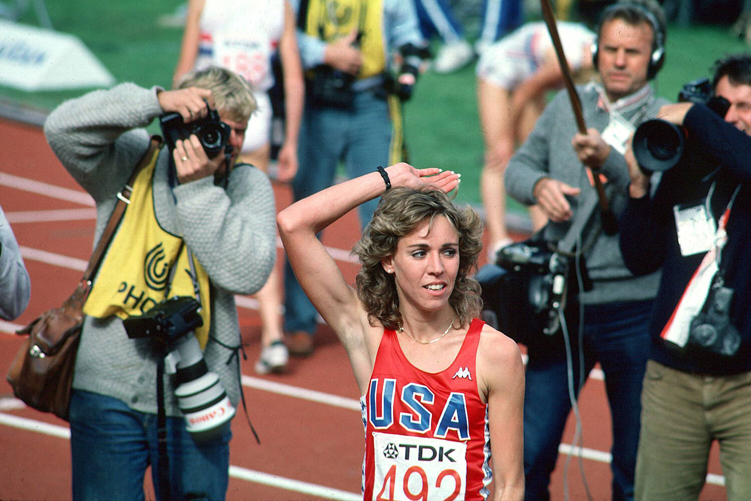Шанса завоевать олимпийскую медаль лишилась и американская бегунья Мэри Деккер. Она была главным универсалом эпохи – прекрасно выступала на разных дистанциях, и на 800 м и на 10 000. В дни московских Игр ей исполнилось 22 года, она была на пике карьеры, устанавливала национальные рекорды и уже залечила бесконечные травмы. Но из-за бойкота на ее коронной дистанции 1500 м победила советская легкоатлетка Татьяна Казанкина. Пресса прозвала Деккер «любимицей Америки», ей очень шел имидж «соседской девчонки», улыбчивой и доброжелательной спортсменки. К тому же бег на рубеже 1970-1980-х стал в США очень популярен, и Мэри оказалась лучшей рекламой этого вида спорта. И все же через несколько лет безупречный образ разрушили скандалы. На Играх-1984 Деккер бежала рядом с британкой Золой Бадд и задела ее. В результате контакта американка упала, получила травму и не добралась до финиша. Деккер обвинила в случившемся соперницу, но судьи ее не поддержали. Официально за инцидент никого не наказали, но агрессивное поведение Мэри подпортило ее репутацию. Еще сильнее по авторитету спортсменки ударил допинговый скандал. В 1996-м в ее пробах нашли запрещенные вещества, что стало поводом для двухлетней дисквалификации. 