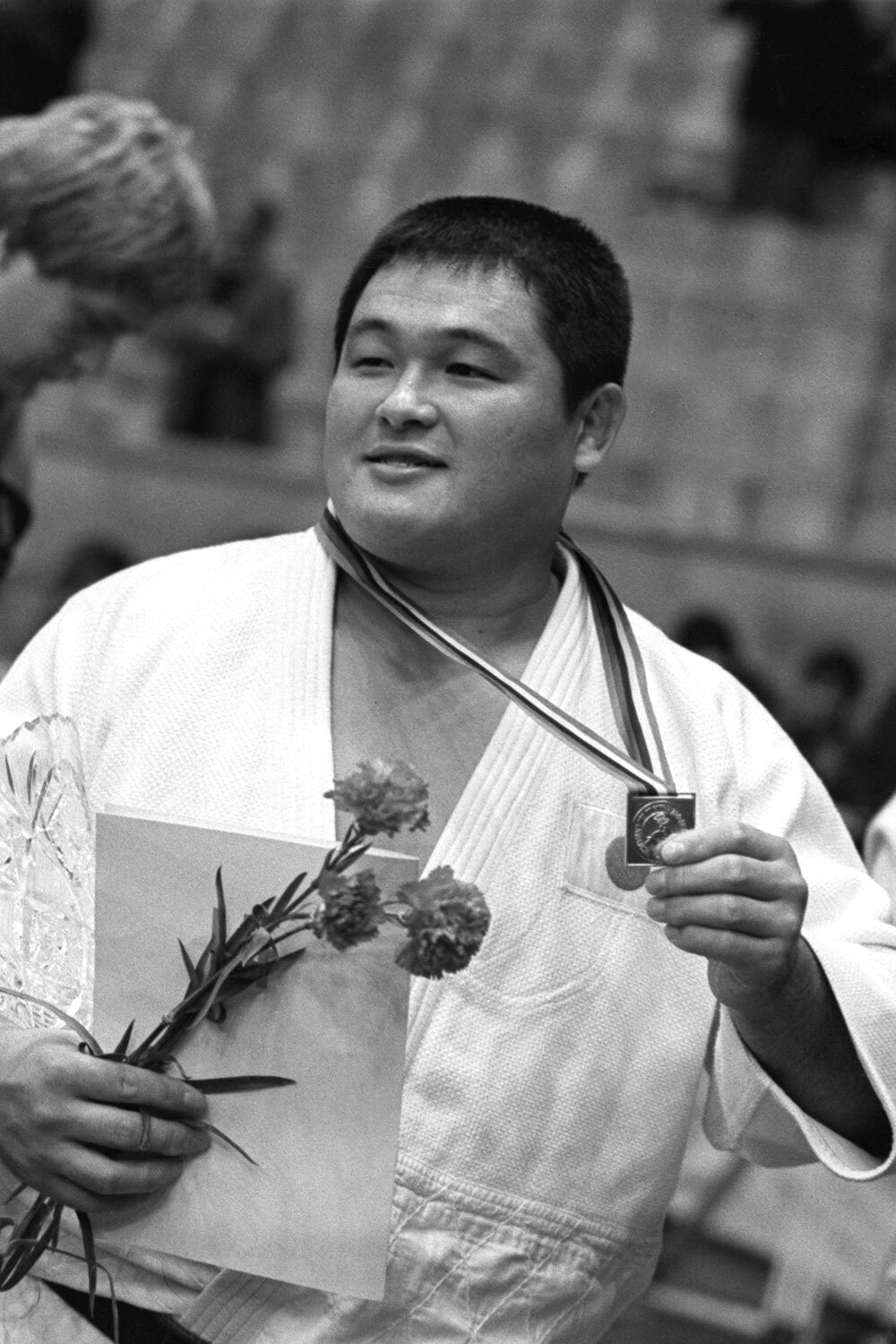 Японцы – традиционные фавориты соревнований по дзюдо, но в Москве-1980 их не было. На Олимпиаду не поехал, к примеру, лидер сборной Ясухиро Ямашита. По значимости для спорта той эпохи его можно сравнить с Эдвином Мозесом – у японца тоже была невероятно длинная серия побед. Она началась в 1977-м и продлилась 203 боя – по апрель 1985-го. В 1979-м Ясухиро впервые выиграл чемпионат мира. В 1980-м он считался королем дзюдо в тяжелом весе и открытой категории, но Олимпиада прошла без его участия. Ямашита перенес бойкот по-восточному стойко, смирился и продолжил готовиться. Спустя четыре года он выиграл первое олимпийское золото, пусть и с огромным трудом. В полуфинале японец порвал икроножную мышцу, но все равно оказался сильнее. А в финале его соперник египтянин Мохамед Али Рашван демонстративно не атаковал Ясухиро по травмированной ноге. Этот бой вошел в историю как один из самых благородных на Олимпийских играх. 