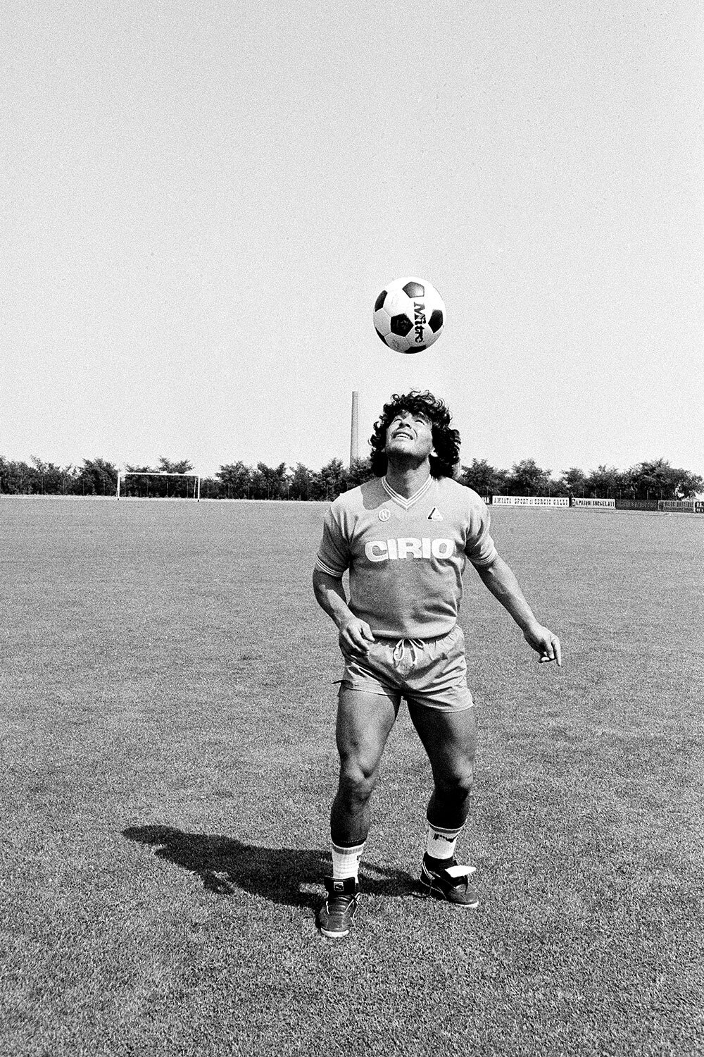 Состав участников футбольного турнира тоже изменился в последний момент. Сразу семь ранее квалифицировавшихся сборных отказались ехать на турнир. Среди них – Норвегия, США, Иран, Египет, Малайзия, Гана и Аргентина. Их заменили другие команды. Например, следующим кандидатом после Аргентины было Перу, но и оттуда поступил отказ, поэтому на Олимпиаде дебютировала Венесуэла. Если бы не бойкот, в Москву вполне мог бы приехать молодой форвард Диего Марадона. Ему было 19 лет, он не успел сыграть на победном для его страны чемпионате мира-1978, но наверняка бы укрепил состав олимпийской сборной. Диего не участвовал в отборе на Олимпиаду – команда играла резервным составом. К тому же формально правила МОК запрещали выступать на турнире профессионалам, к которым уже причисляли Марадону. Но это ограничение часто обходили – «переоформляли» футболистов в любители. К тому же по другому критерию (неучастие в чемпионате мира) он как раз подходил. Марадона уже успел отличиться на молодежном ЧМ-1979 в Японии (выиграл золото) и считался восходящей звездой на клубном уровне.Из-за бойкота его первым крупным турниром стал взрослый чемпионат мира 1982 г. Впрочем, Марадона никогда публично не жалел, что не участвовал в Олимпиадах. А в Москву Диего все же приехал – побывал в советской столице в 1987-м, когда сыграл с «Наполи» против «Спартака» в матче Кубка кубков. 