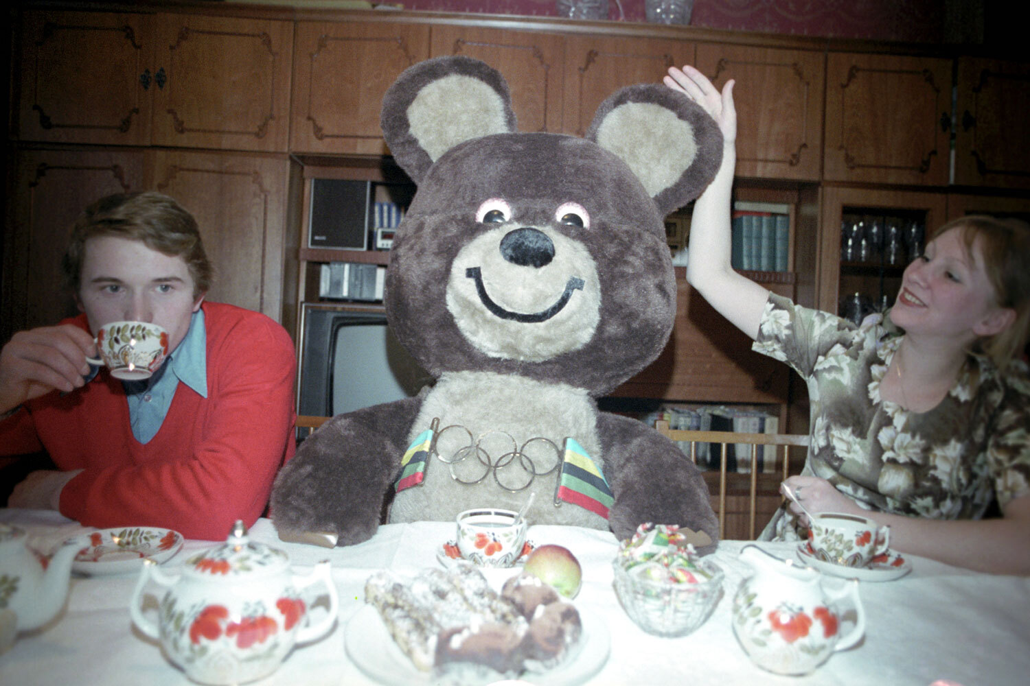 Советский гимнаст, трехкратный олимпийский чемпион Александр Дитятин в домашней обстановке.