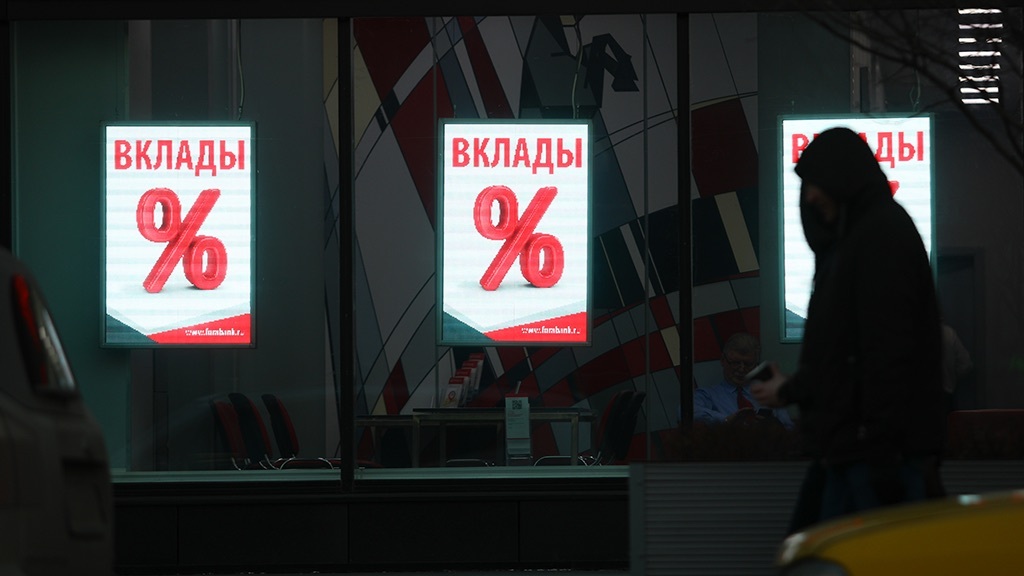 Сумма, на которую полнились банковские накопления петербуржцев в июне, стала самой высокой за месяц с начала 2025 г.
