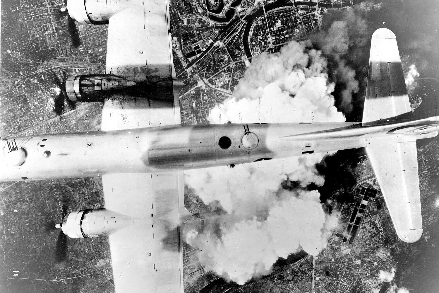 6 и 9 августа 1945 г. Соединенные Штаты сбросили атомные бомбы на японские города Хиросима и Нагасаки. На сегодня это единственный пример применения ядерного оружия. Бомбардировки провели под занавес Второй мировой: они не имели военного значения, но стали реваншем за нападение японцев на Перл-Харбор и средством устрашения СССР накануне холодной войны.