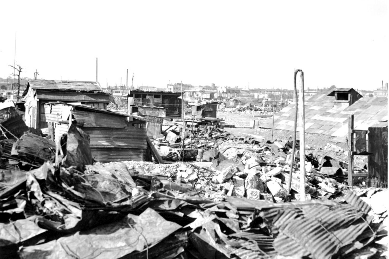 15 августа 1945 г. император Хирохито по радио заявил о капитуляции Японии. Причинами стали вступление СССР в войну против его страны и страх новой американской атаки. Официально документ подписали 2 сентября. Это считается последним днем Второй мировой войны. Параллельно Хирохито отказался от своей божественной природы. Эти новости стали серьезным испытанием для Хиросимы (на фото) и Нагасаки. Местные верили, что их семьи и соседи пострадали во имя императора Японии. По воспоминаниям очевидцев, под завалами пели национальный гимн «Кими га е» (аналог «Боже, царя храни»). «На войне мы постоянно молились богам... Эти боги были бумажными, ненастоящими... [Но] мы поверили в то, что наша страна непобедима», – говорил один из медиков в эссе Такаси Нагаи «Колокол Нагасаки».
