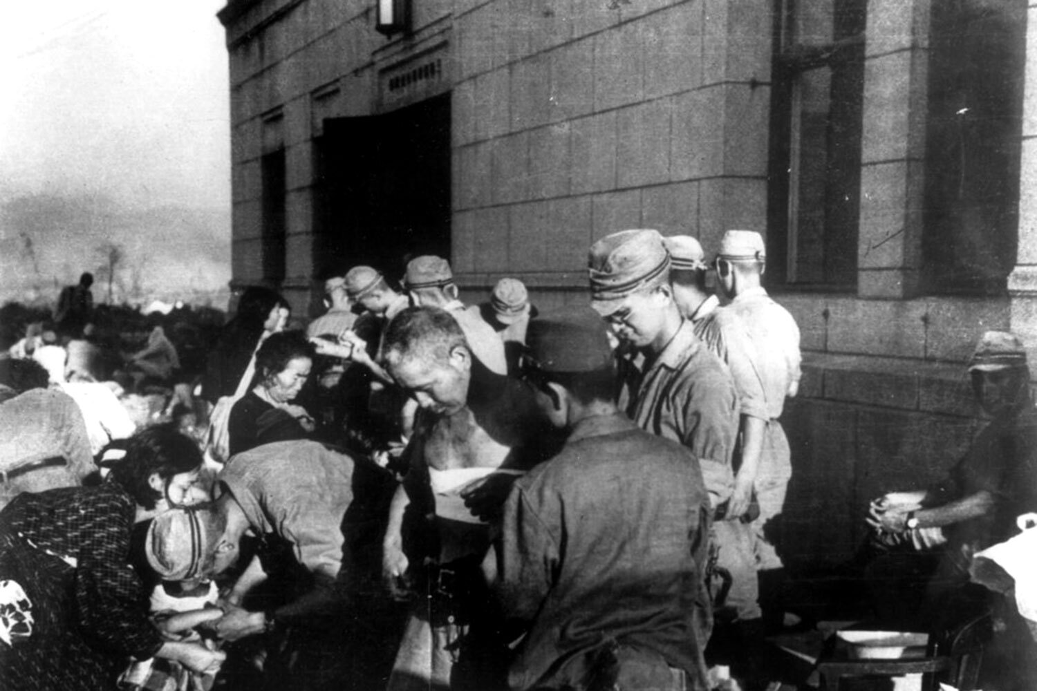 Некоторые жители Хиросимы (на фото) ненавидели американцев и называли их военными преступниками. Но эта точка зрения в Японии считается непопулярной. Большинство видят в произошедшем закономерные последствия войны. «Была война, нам следовало этого ожидать… Сиката га най», – пояснила свои взгляды одна из героинь репортажа Джона Херси «Хиросима», ставшего затем книгой. По словам писателя, «выражение [cиката га най] японцы употребляют так же часто – да и по смыслу оно довольно близко, – как русские говорят "ничего": "Ничего не поделаешь. Бывает. Очень жаль"».