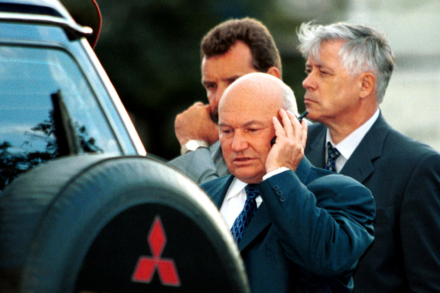 Место происшествия находилось в непосредственной близости от Кремля и мэрии Москвы. Первым из представителей власти прибыл тогдашний мэр Москвы Юрий Лужков (на фото). Во время осмотра он предположил, что виновниками трагедии могут оказаться выходцы с Северного Кавказа. «Пожалуй, определенно можно сказать, что это террористический акт. Явно чеченский след», – сказал он журналистам. Версию московского градоначальника поддержал командующий федеральной группировкой войск в Чечне Владимир Шаманов. Взрыв произошел в разгар Второй чеченской войны. При этом террорист и глава сепаратистов Аслан Масхадов заявил France Presse, что «ни регулярные подразделения, ни спецслужбы, ни полевые командиры не имеют ничего общего с произошедшим на Пушкинской площади».