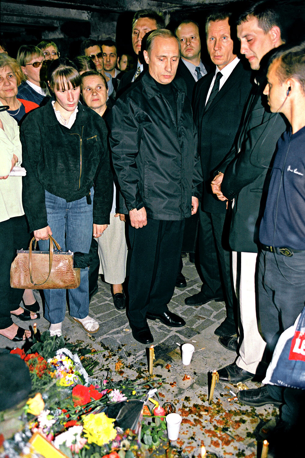 В вечер трагедии на Пушкинской площади президент России Владимир Путин провел экстренные совещания с тогдашними министром внутренних дел Владимиром Рушайло, министром обороны Игорем Сергеевым, первым заместителем директора ФСБ Владимиром Проничевым и главой МЧС Сергеем Шойгу. «Всем сердцем соболезную пострадавшим и родственникам тех, кто стал жертвой взрыва в центре столицы. Этот взрыв глубоко потряс всю Россию», – говорилось в его официальном заявлении, выпущенном по горячим следам. 9 августа глава государства лично посетил место происшествия и возложил цветы на импровизированный мемориал в подземном переходе на Пушкинской площади (на фото).