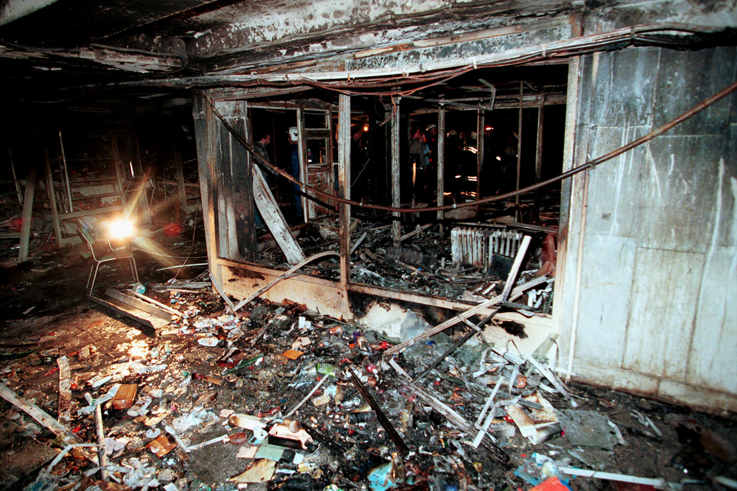 8 августа 2000 г. в подземном переходе под Пушкинской площадью прогремел взрыв, из-за которого оказались частично разрушены торговые киоски и переход, где находятся входы и выходы со станций метро «Пушкинская» и «Тверская». В результате теракта пострадали 118 человек, включая шестерых детей, погибли 13 – семь на месте и еще шесть после госпитализации. Виновников трагедии так и не нашли.