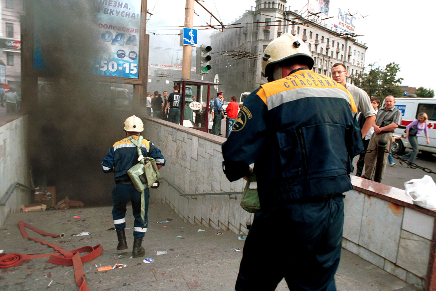 По данным СМИ, пожар под землей продолжался около 40 минут. В первые мгновения на Пушкинскую площадь приехали несколько машин скорой помощи, спасателей и милиции, которые оцепили место происшествия. Медики помогали пострадавшим с ранениями, ожогами и отравлениями продуктами горения.