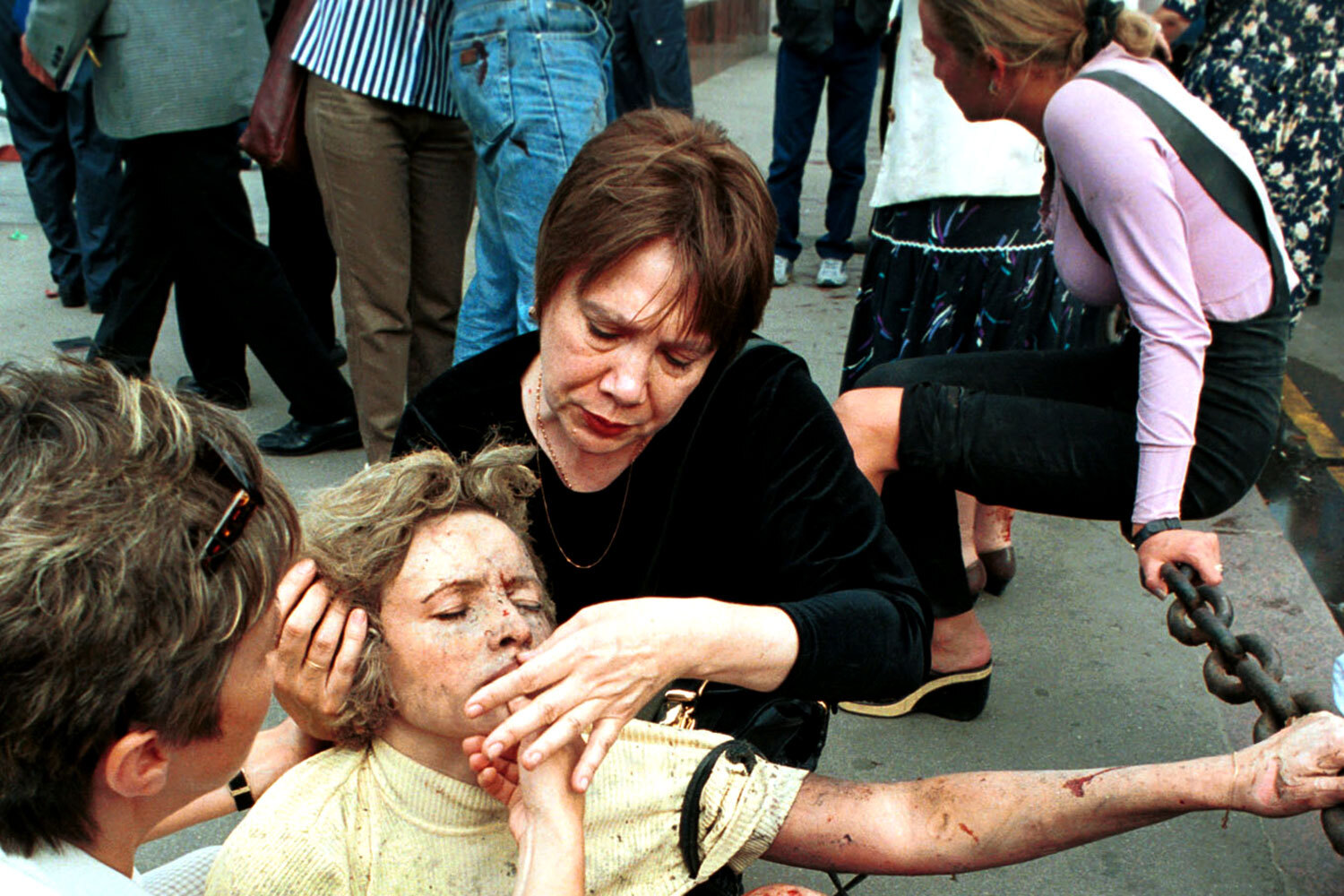 Мощность взрыва составила 800 г в тротиловом эквиваленте. Это сравнимо с разрывом четырех противопехотных мин разом. Инцидент произошел в замкнутом и относительно небольшом помещении под землей: опасными оказались не только поражающие элементы внутри бомбы, но и осколки витрин, алюминиевые каркасы торговых киосков и куски облицовочной плитки.