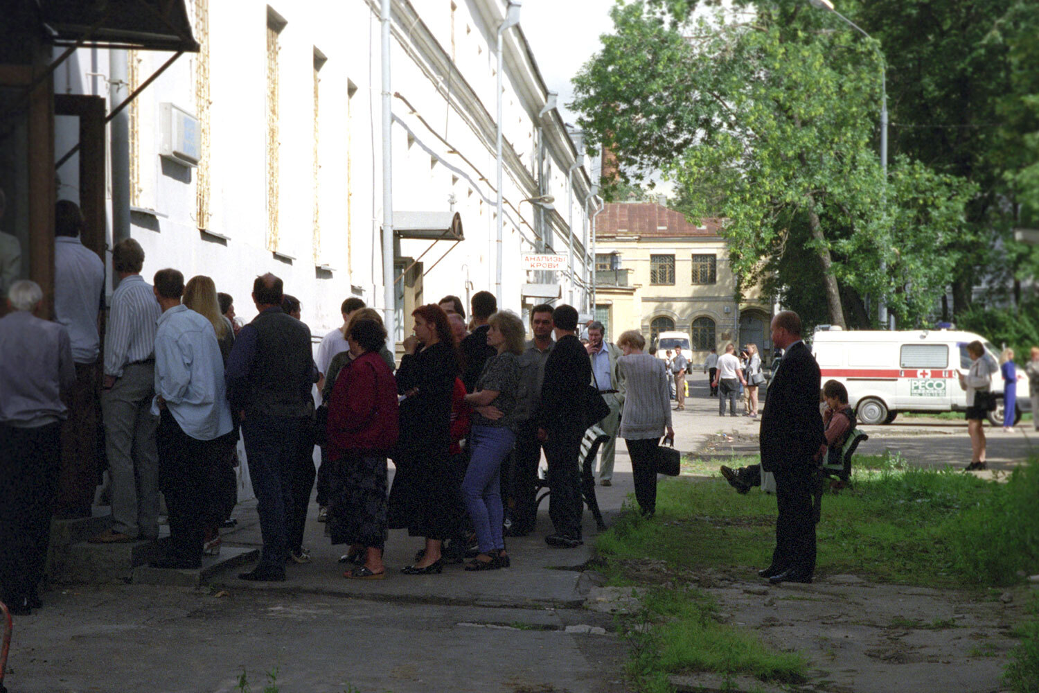 В первые дни после трагедии москвичи массово сдавали кровь пострадавшим, приносили в подземный переход цветы и свечи. На 40-й день возле выхода из станции метро «Пушкинская» появилась мемориальная доска с надписью: «В память о погибших и пострадавших от террористического акта 8 августа 2000 г.». В 2001 г. тогдашний госсекретарь США Колин Пауэлл приехал в Россию с официальным визитом и возложил в переходе под Пушкинской площадью цветы, чтобы продемонстрировать стремление стран вместе сражаться с терроризмом. В 2002 г. на месте временной доски открыта мраморная Стена памяти.На фото: очередь в пункт переливания крови в Москве.