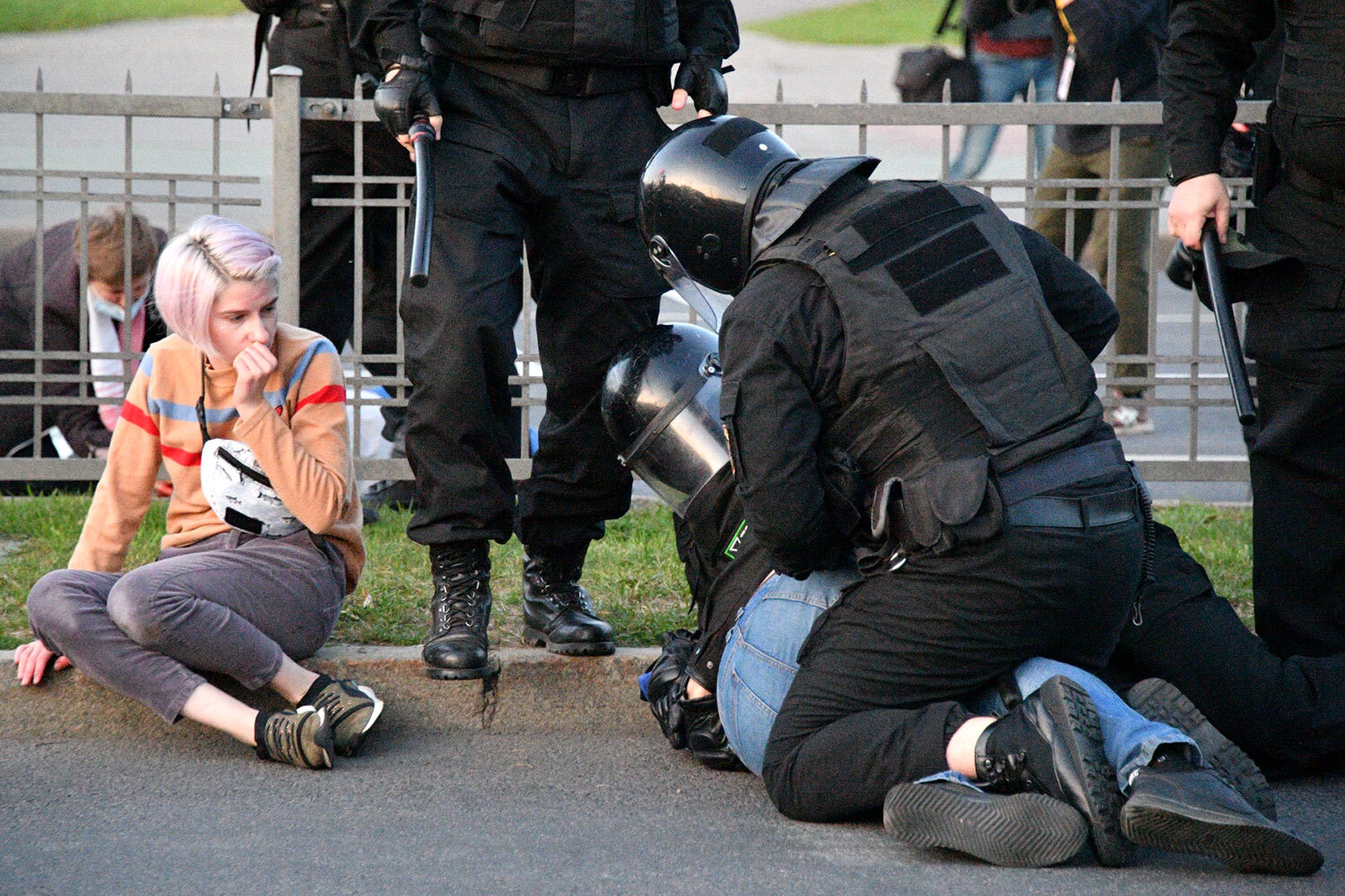В ночь на 11 августа около столичной станции метро «Пушкинская» погиб протестующий – рабочий Александр Тарайковский. По данным МВД, причиной стало неустановленное взрывное устройство. Позже были опубликованы видео, запечатлевшие выстрел в сторону Тарайковского со стороны ОМОНа.