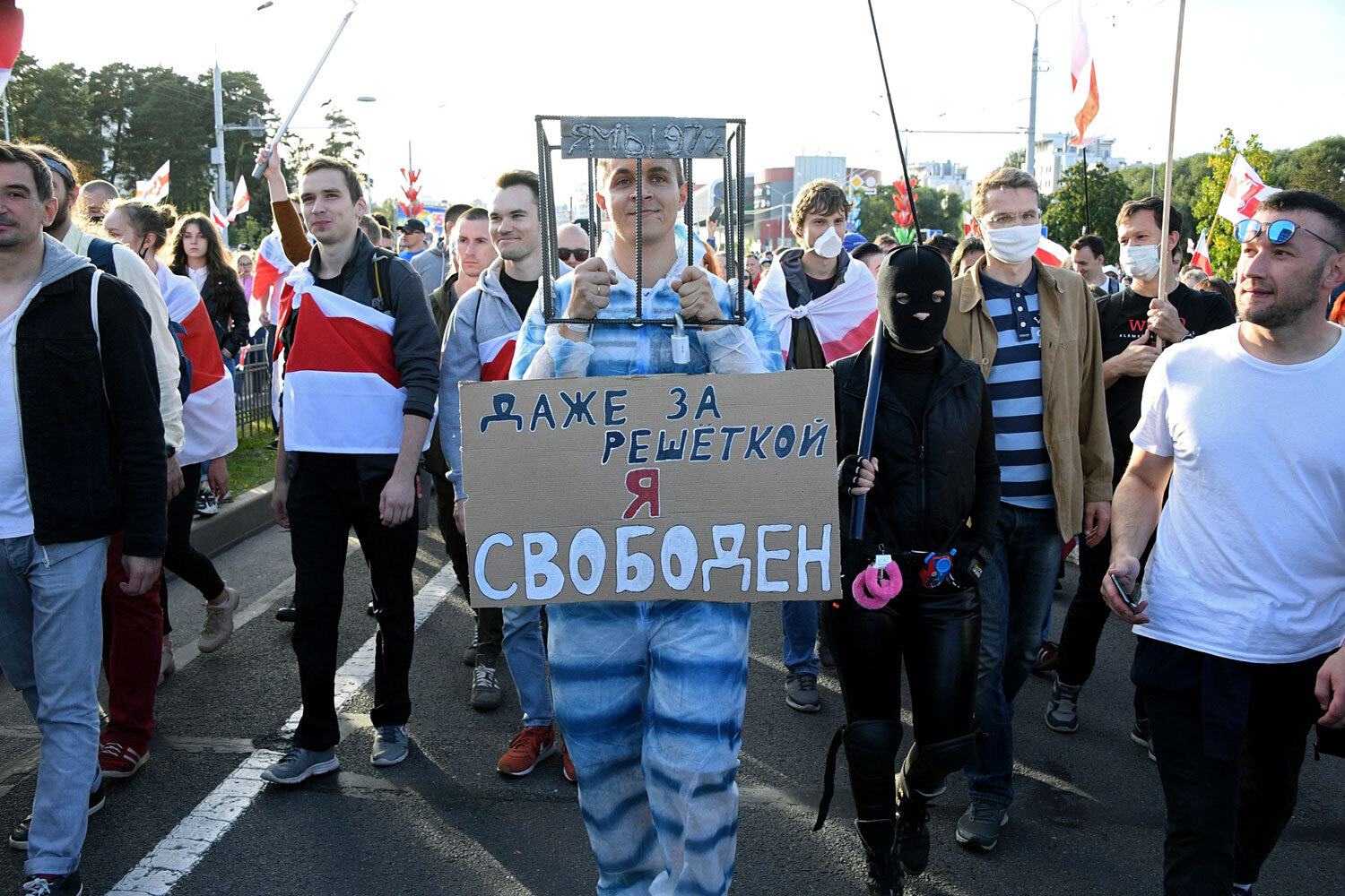 За два дня протестов силовики задержали 5000 человек. На фоне беспорядков и столкновений в стране начались проблемы с интернетом. В Минске были закрыты центральные станции метро. 11 августа Тихановская, не признав результаты выборов, покинула страну. В штабе оппозиции заявили, что она пошла на такой шаг под давлением.