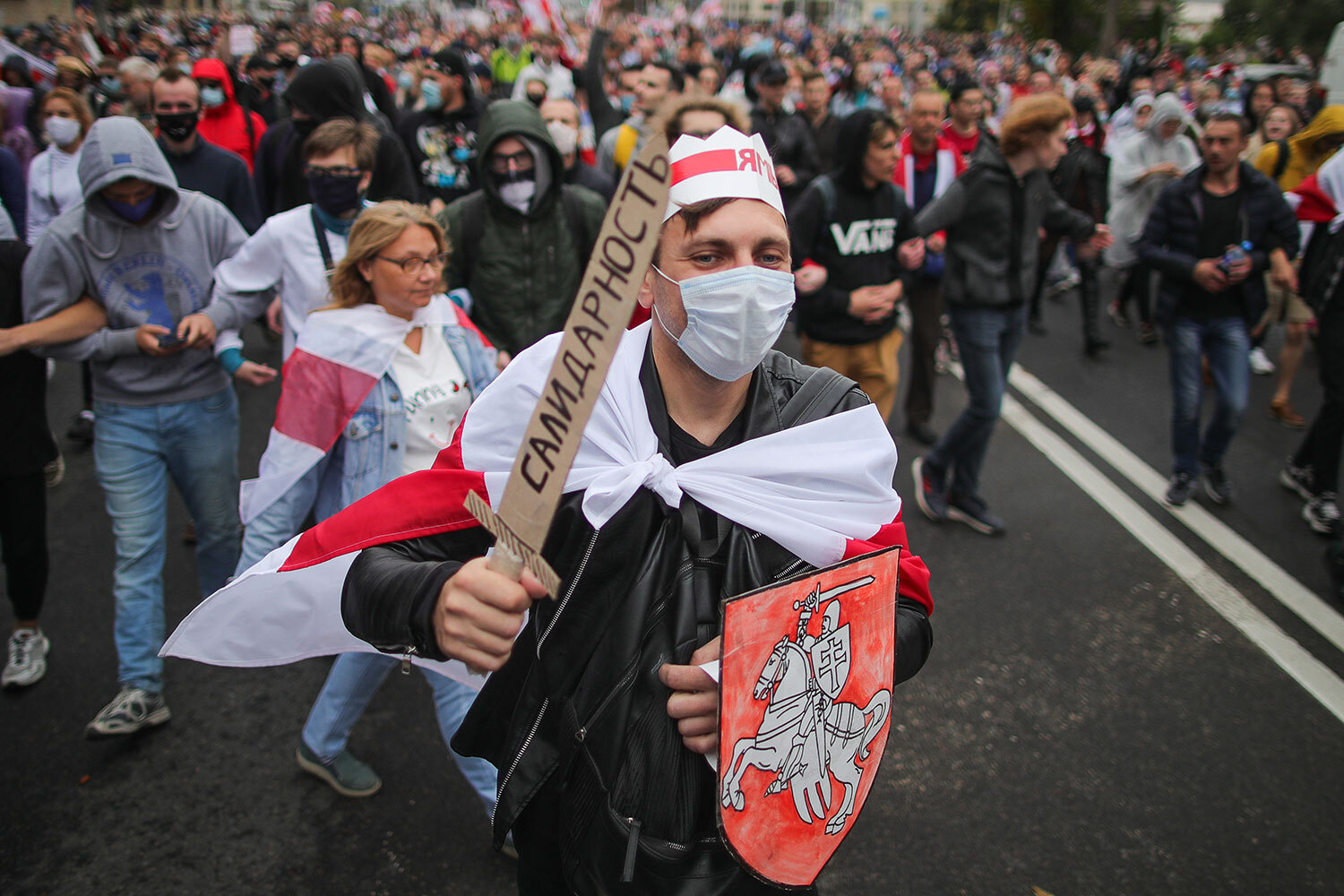 Параллельно начались митинги и забастовки на крупных белорусских предприятиях – Минском автомобильном заводе (МАЗ), Минском тракторном заводе (МТЗ), Минском заводе колесных тягачей (МЗКТ), Белорусском автомобильном заводе (БелАЗ), «Гродно Азоте», «Белкоммунмаше» и других. Директор МЗКТ заявил протестующим, что Лукашенко «не выиграл» выборы.