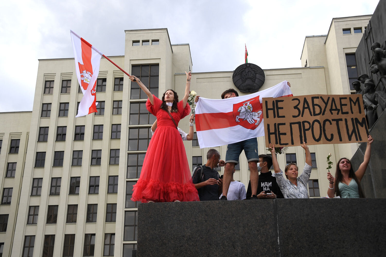 С началом осени протестная активность в Белоруссии пошла на спад, хотя отдельные акции, в том числе ставшие традиционными воскресные марши, продолжались вплоть до весны 2021 г. Всего во время беспорядков умерли как минимум пять человек. Власти причастность силовиков к их гибели отрицают.