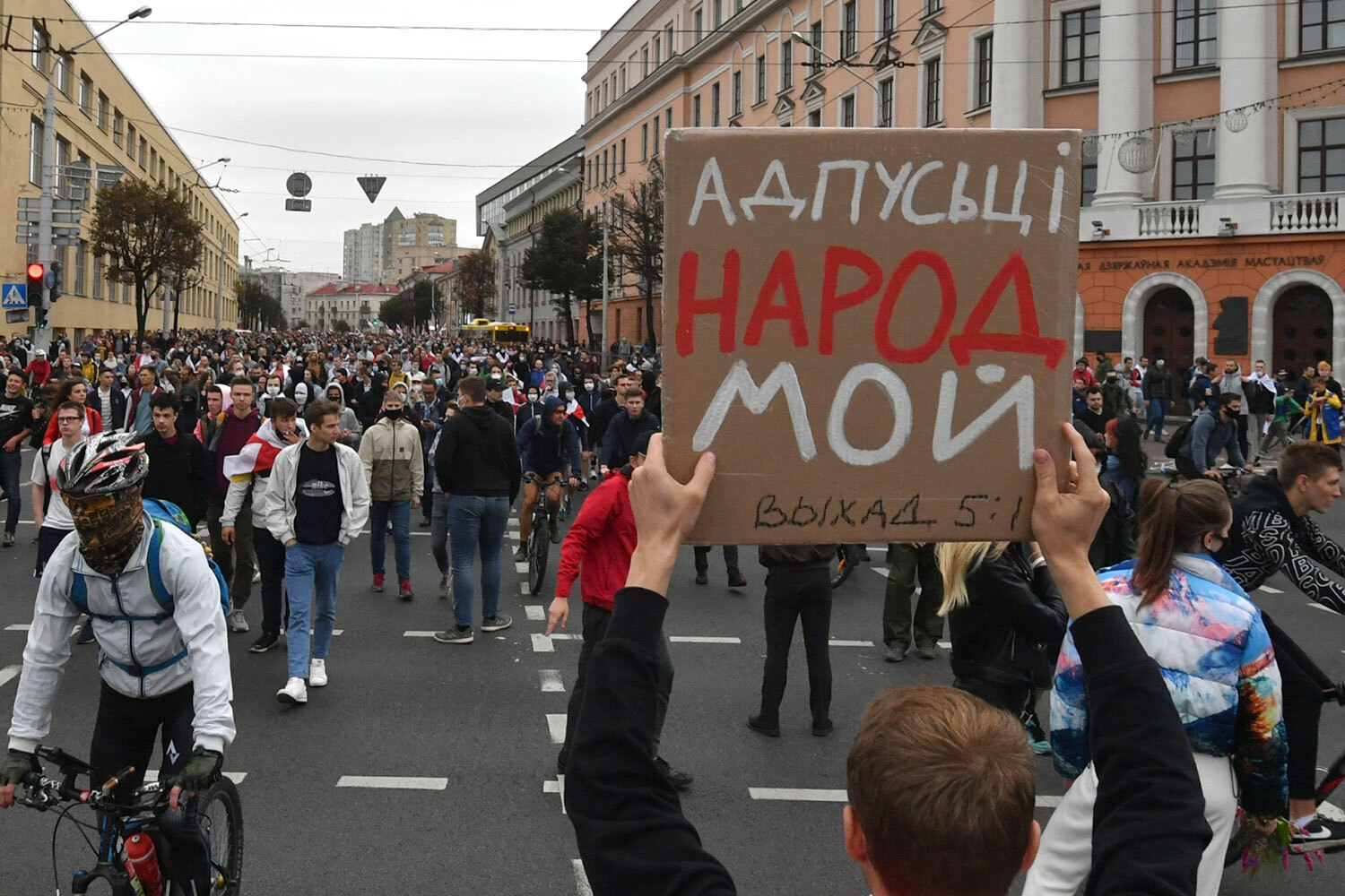 На следующий день Лукашенко выступил перед рабочими МЗКТ. Несмотря на свист, он заявил, что перевыборов не будет, поскольку «не могут быть сфальсифицированы 80% голосов»: «Никогда вы от меня не дождетесь, чтобы я под давлением что-то сделал». Глава Белоруссии назвал себя «плохим президентом» и предложил протестующим поучаствовать в разработке новой конституции. «Конечно, я когда-то уйду. Или через год, или через два. Но нельзя эту конституцию отдавать непонятно кому», – объяснил он.