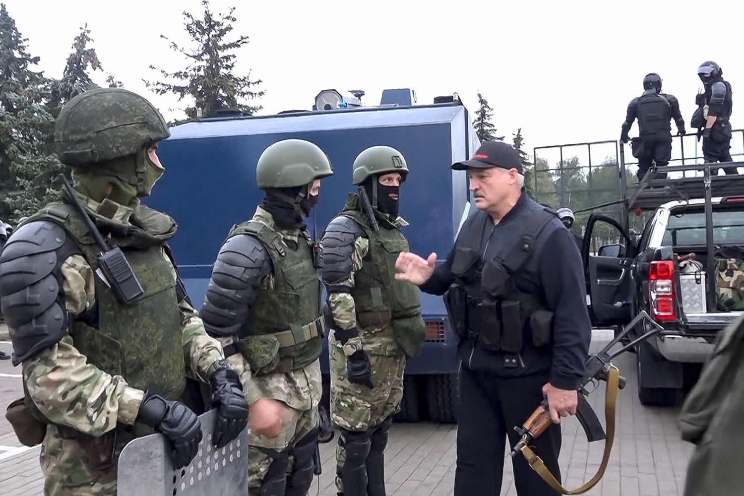 В этот момент президент лично прибыл во дворец на вертолете. Он был с автоматом и в бронежилете.