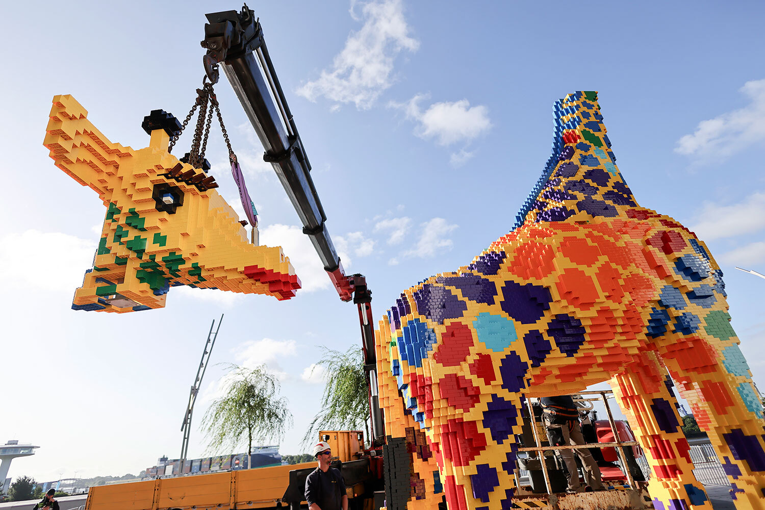 6 августа 2025 г. Установка жирафа из кубиков Lego в натуральную величину в Гамбурге, Германия.