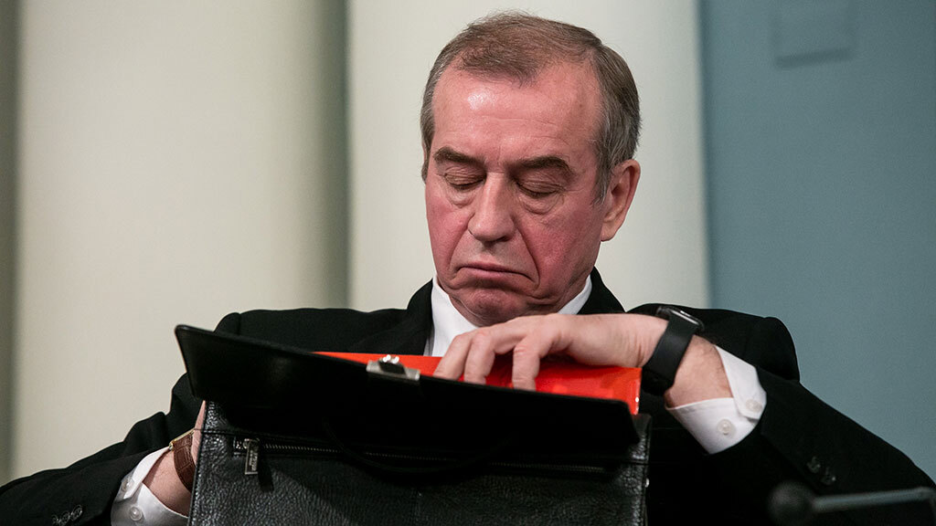 По словам Левченко, он подписал четыре экземпляра документа и передал по одному каждому из оппонентов