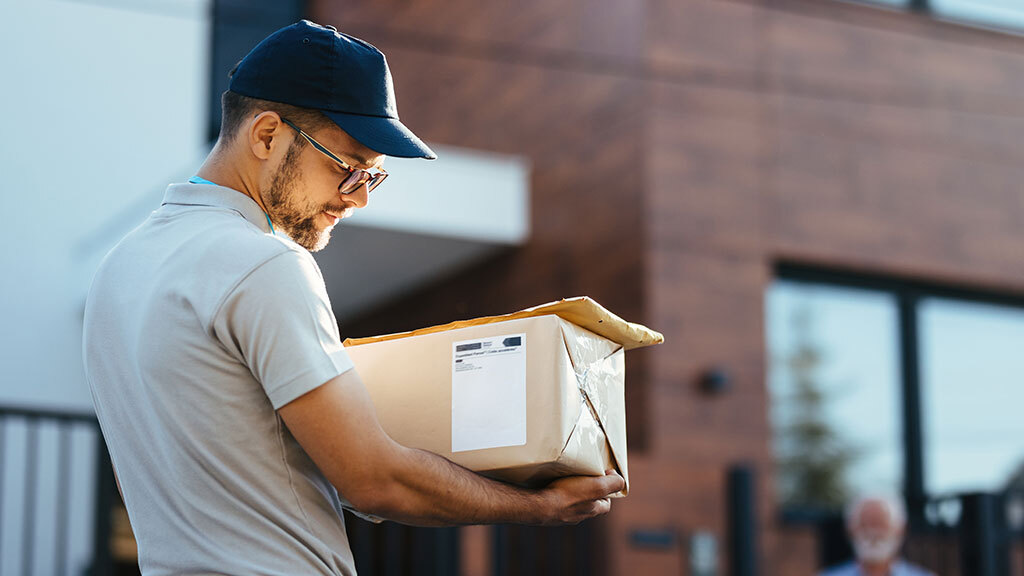 Несмотря на снижение спроса на курьеров, общероссийская динамика заработных плат в доставке демонстрирует умеренный рост