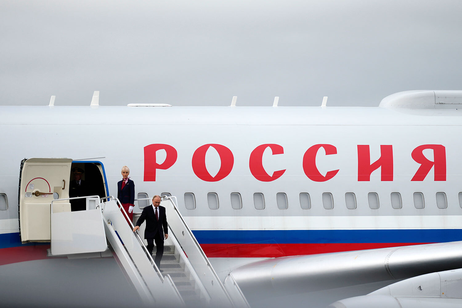 Дональд Трамп прилетел в Анкоридж около 10:20 по местному времени (21:20 мск). Американский лидер оставался на борту своего самолета вплоть до приземления Ил-96-300ПУ Владимира Путина, который сел около 10:55.