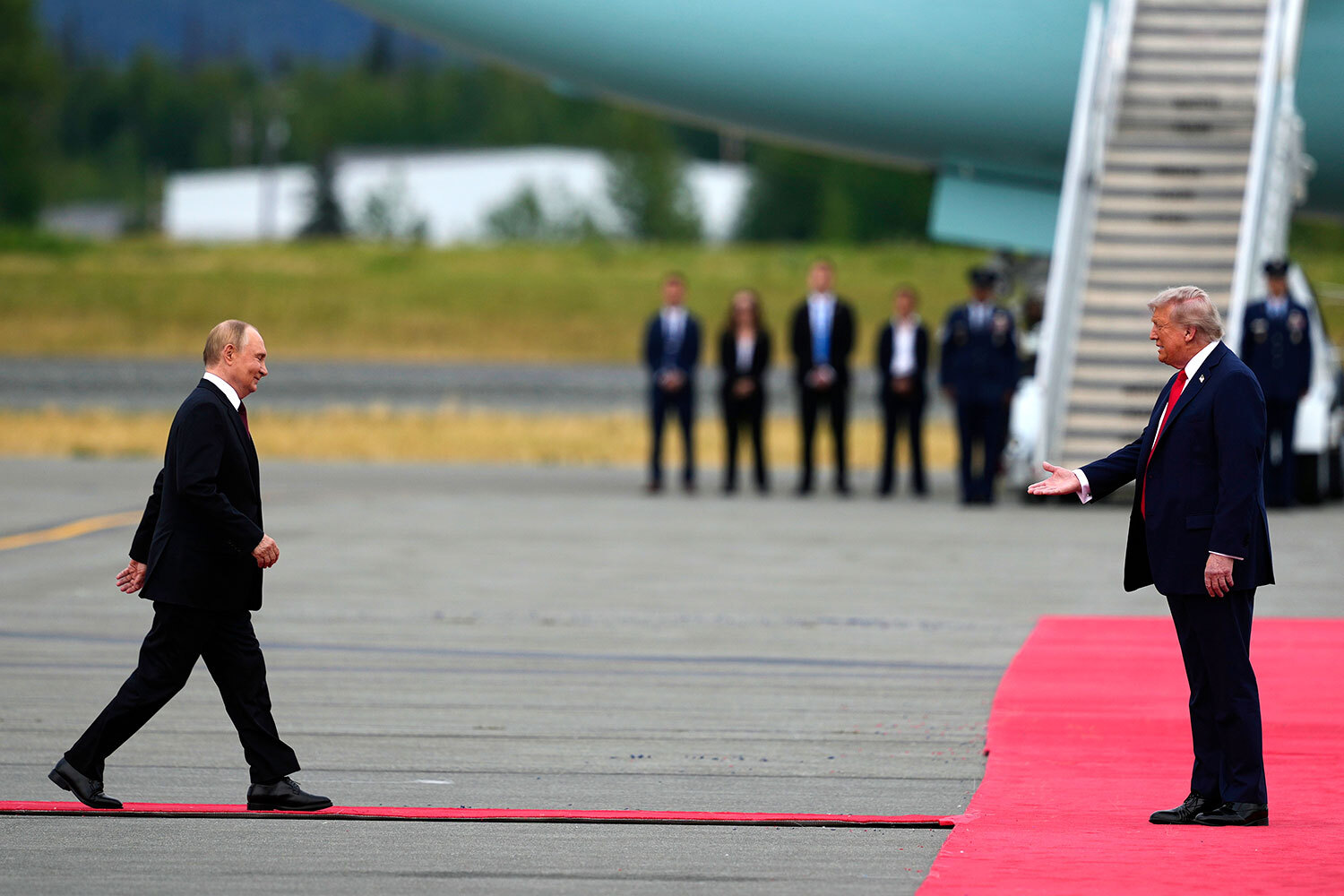 Дональд Трамп встречает Владимира Путина.