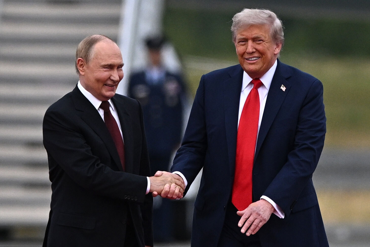Рукопожатие президентов России и США.