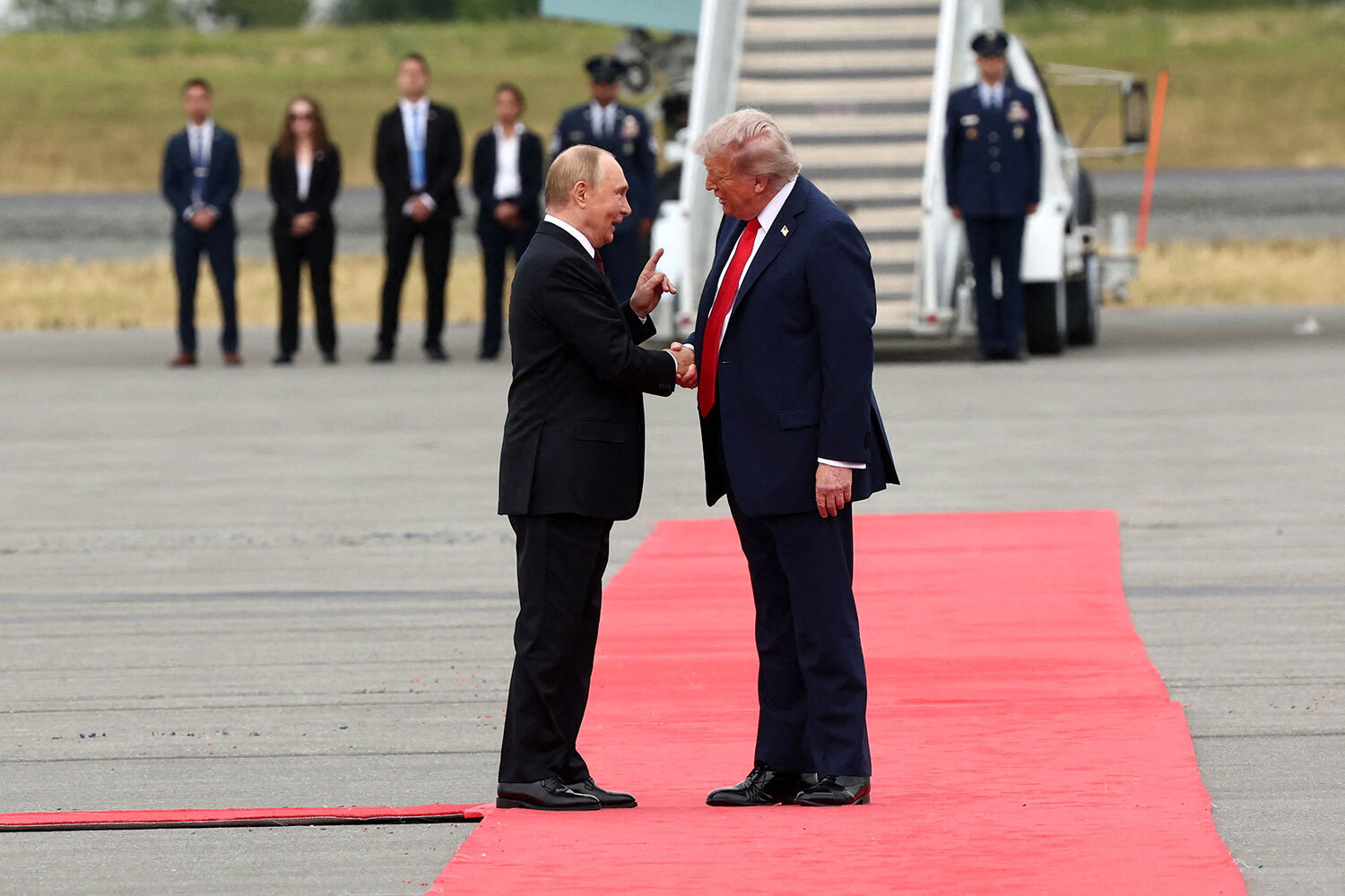 Во время прохода по красной дорожке прямо над президентами пролетел американский бомбардировщик B-2 в сопровождении четырех истребителей.