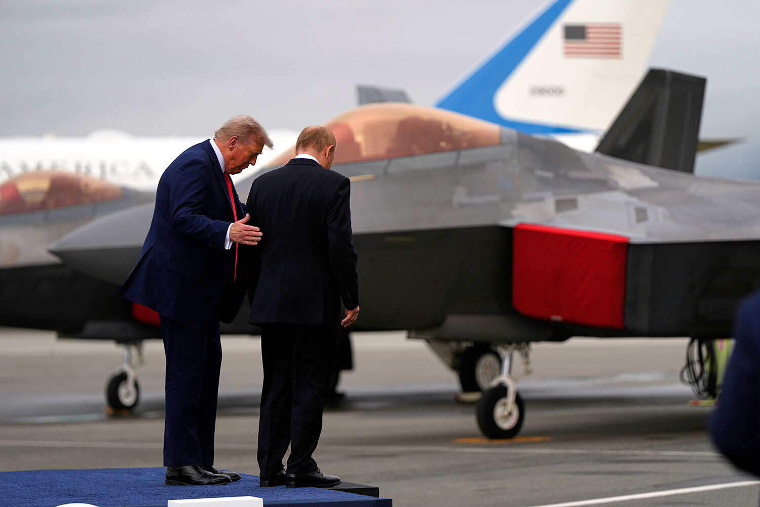Президенты обменялись парой фраз. После фотографирования Путин и Трамп покинули летное поле на «Кадиллаке» американского лидера.