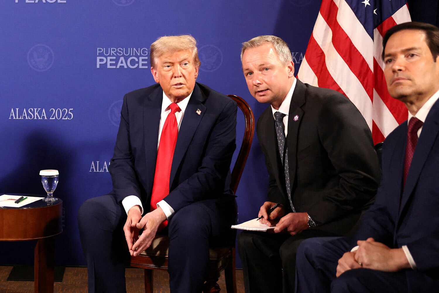 Перед началом общения к делегациям пустили журналистов, однако главы государств воздержались от реплик.