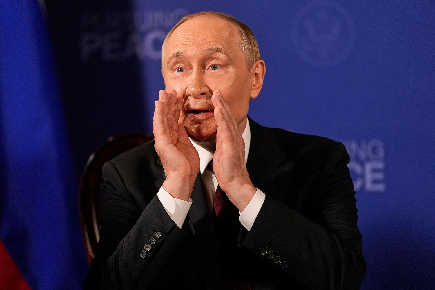 Владимир Путин попытался ответить на один из вопросов, но в зале было очень шумно. После этого журналистов попросили покинуть помещение.