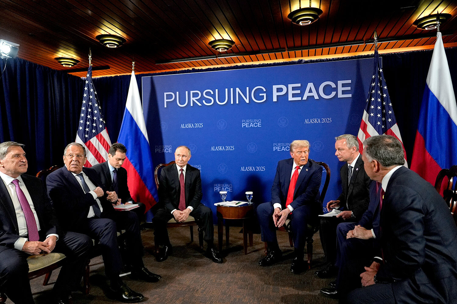 Ожидается, что после переговоров Путин и Трамп проведут совместную пресс-конференцию.