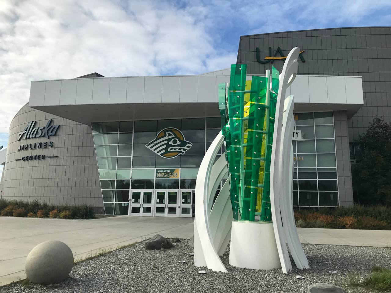 Alaska Airlines Center, домашняя арена спортивной команды Seawolves («Морские волки»), место ночевки российских журналистов в городе Анкоридж. На стадионе расставили раскладушки для журналистов кремлевского пула, есть несколько душевых кабинок, туалеты и утюг. Обозначения внутри и снаружи здания – на русском языке.