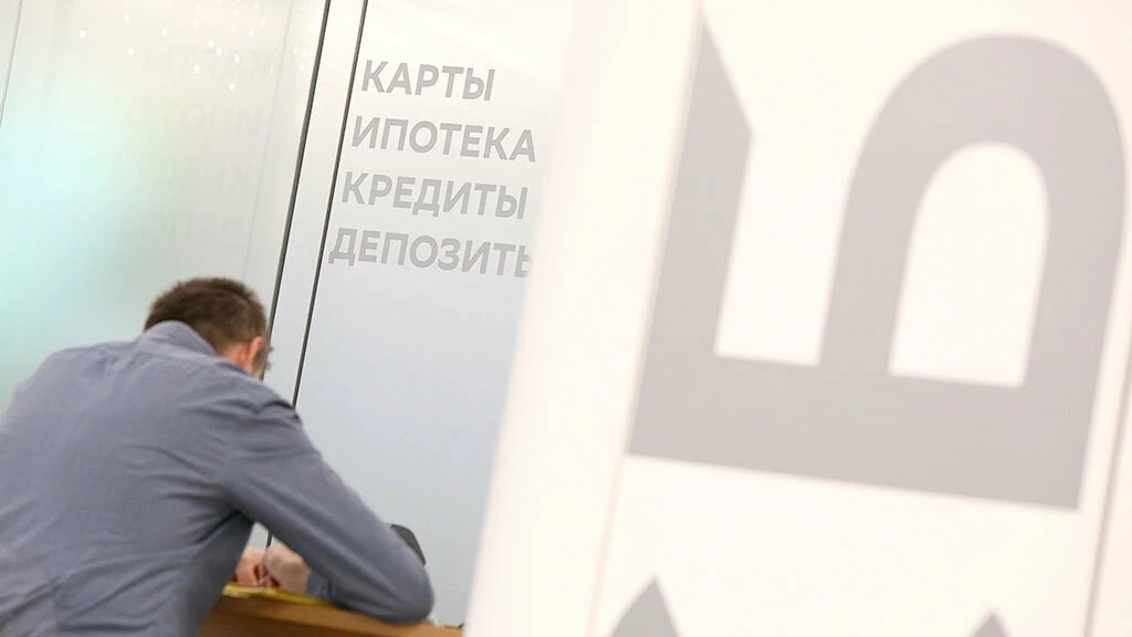 Если рассматривать динамику объема выдачи в годовом выражении, то спрос на потребкредиты показал существенное падение