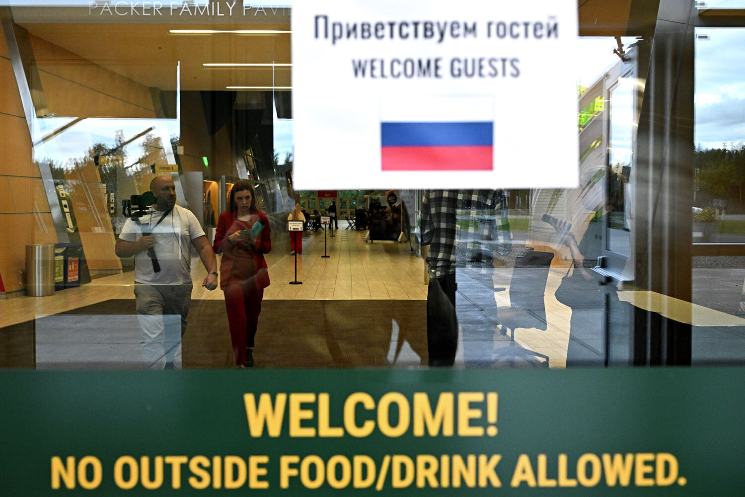 Стадион Alaska Airlines Center – домашняя&nbsp;арена&nbsp;баскетбольной команды Seawolves («Морские&nbsp;волки») – находится на территории кампуса Университета Аляски в Анкоридже. Для ориентира размещены таблички на русском языке.