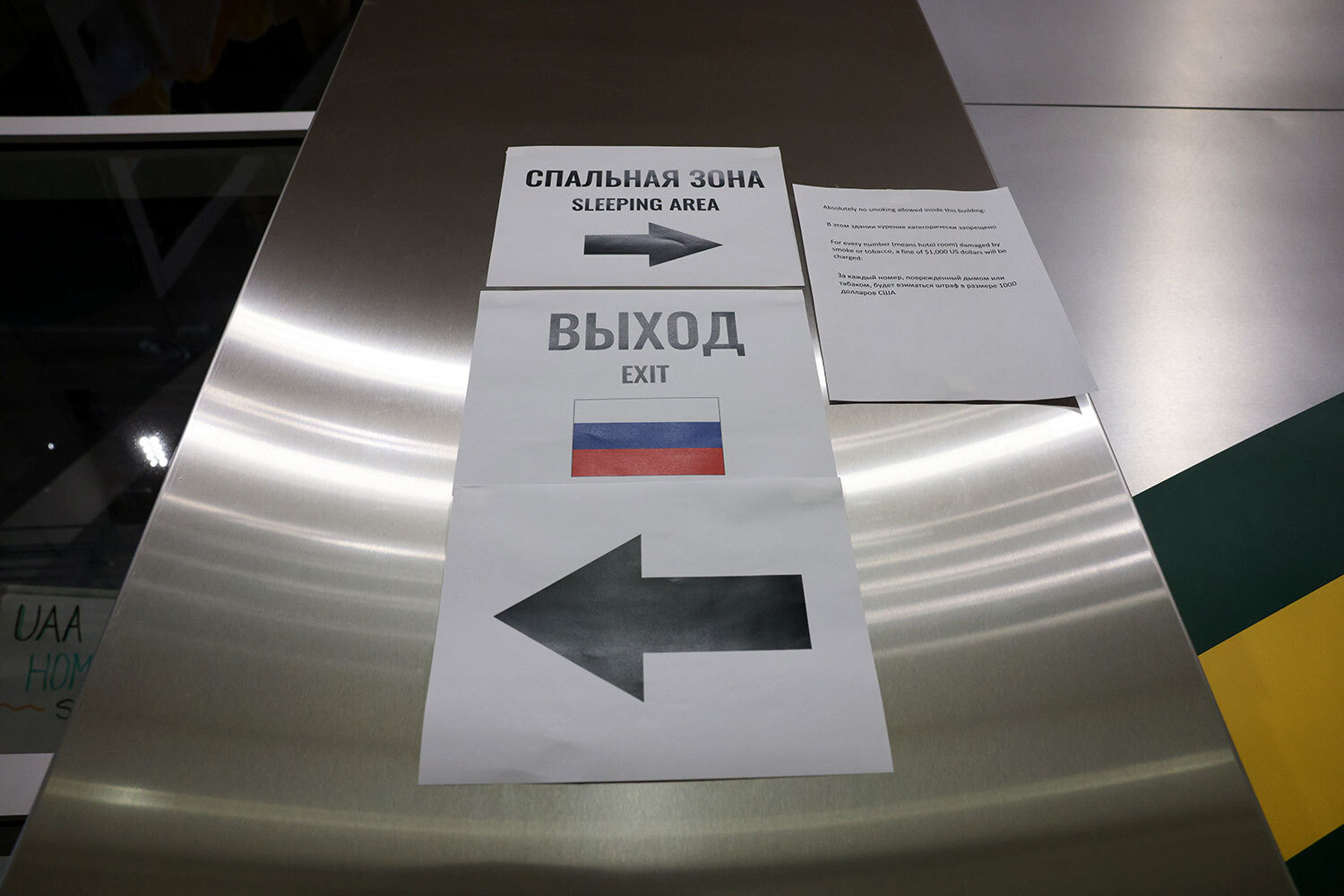 В Анкоридж уже прилетела часть российской делегации, в частности министр иностранных дел РФ Сергей Лавров, который дал журналистам первый комментарий в свитере с надписью «СССР».На фото: указатели внутри арены Alaska Airlines Center.