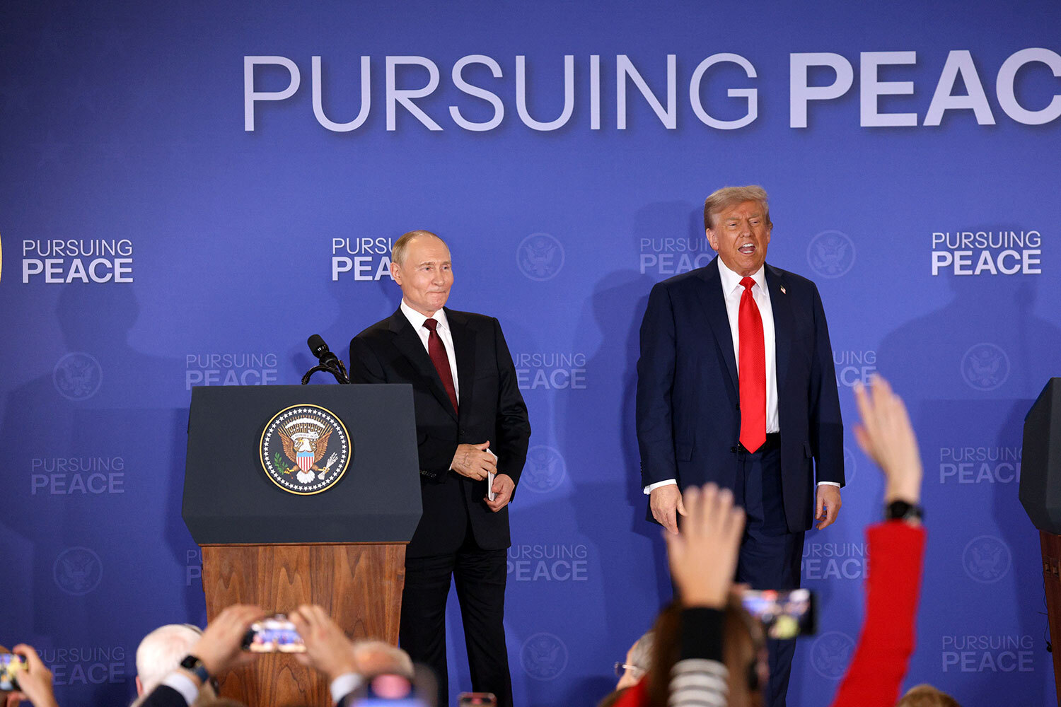 Встреча президентов России и США Владимира Путина и Дональда Трампа на военной базе Эльмендорф-Ричардсон в Анкоридже продолжались 2 часа 45 минут. После переговоров лидеры вышли к журналистам. Лозунгом саммита стала фраза «Стремление к миру».