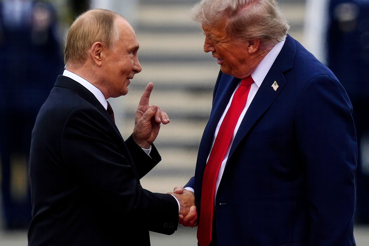 Президенты России и США сумели наладить «очень хороший, деловой и доверительный контакт», заявил Владимир Путин по итогам встречи на Аляске. «Сегодня мы достигли существенного прогресса», – подтвердил американский лидер.