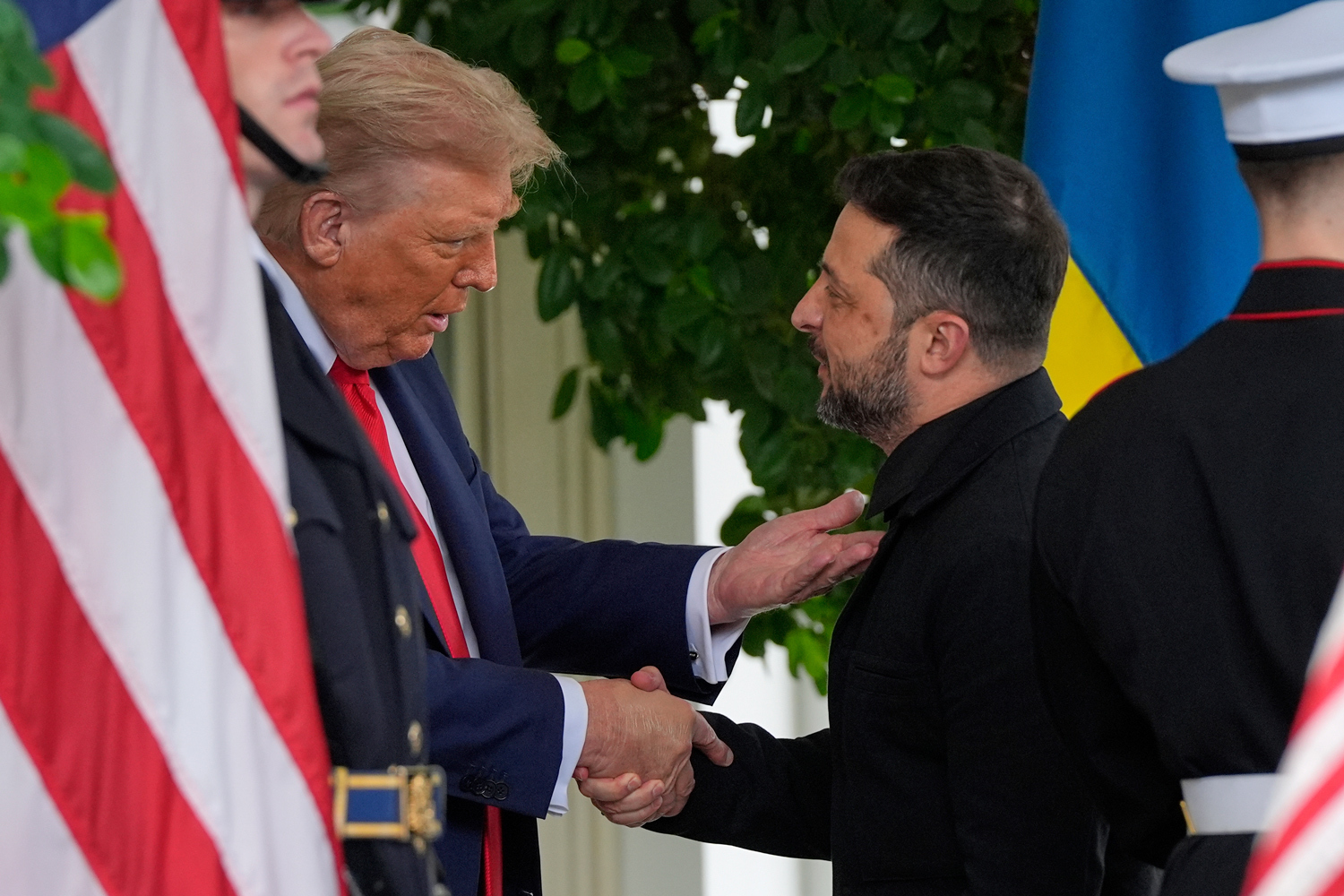 18 августа президент США Дональд Трамп принял в Овальном кабинете украинского коллегу Владимира Зеленского, чтобы обсудить с ним итоги переговоров, которые прошли на Аляске. Американский лидер встретил своего визави на крыльце Белого дома и похвалил за внешний вид: в отличие от февральского визита, который закончился скандалом, на этот раз Зеленский был в черном пиджаке.