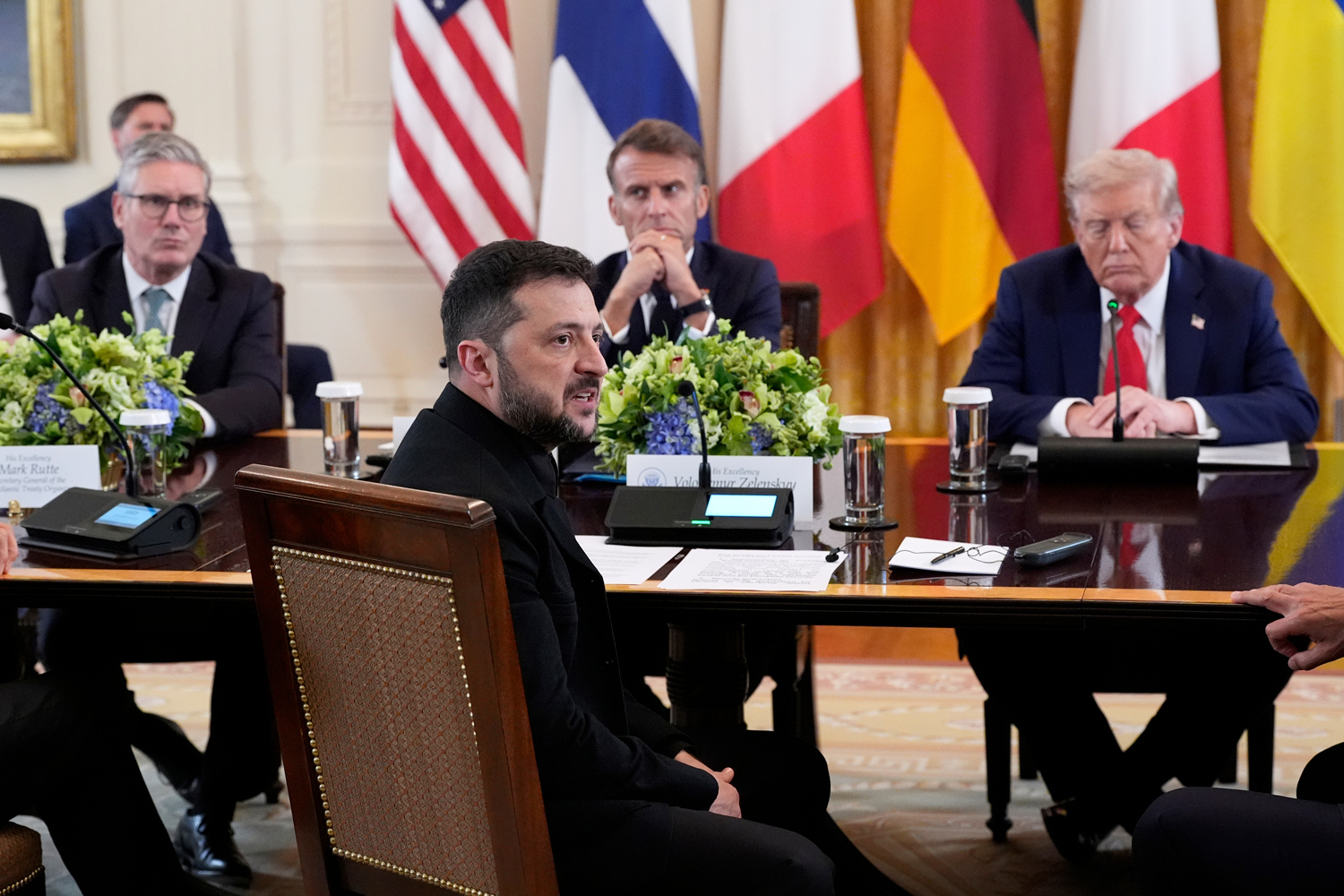 По данным Financial Times, в обмен на гарантии безопасности Зеленский пообещал Трампу закупить американское оружие на $100 млрд. Финансировать эту сделку согласна Европа.