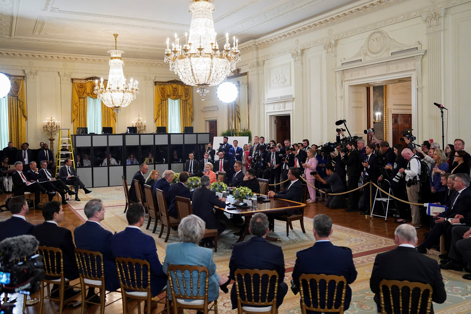 После завершения встречи с Зеленским и европейскими лидерами Трамп созвонился с Путиным.&nbsp;Разговор продолжался около 40 минут. Как сообщил помощник президента РФ Юрий Ушаков, главы государств обсудили возможность повышения уровня представителей на российско-украинских переговорах. По словам Трампа, он начал подготовку встречи Путина и Зеленского, после которой пройдет трехсторонний саммит.