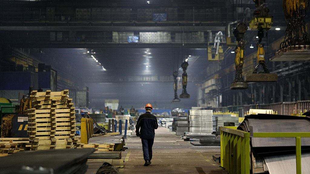 Работодатели не готовы увольнять людей, но они готовы снижать интенсивность использования труда, платить работникам меньше