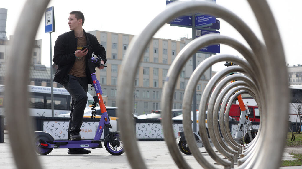 Власти намерены продолжать диалог с компаниями о том, чтобы часть штрафов, которые операторы сервисов аренды самокатов взимают с пользователей, шла в городской бюджет