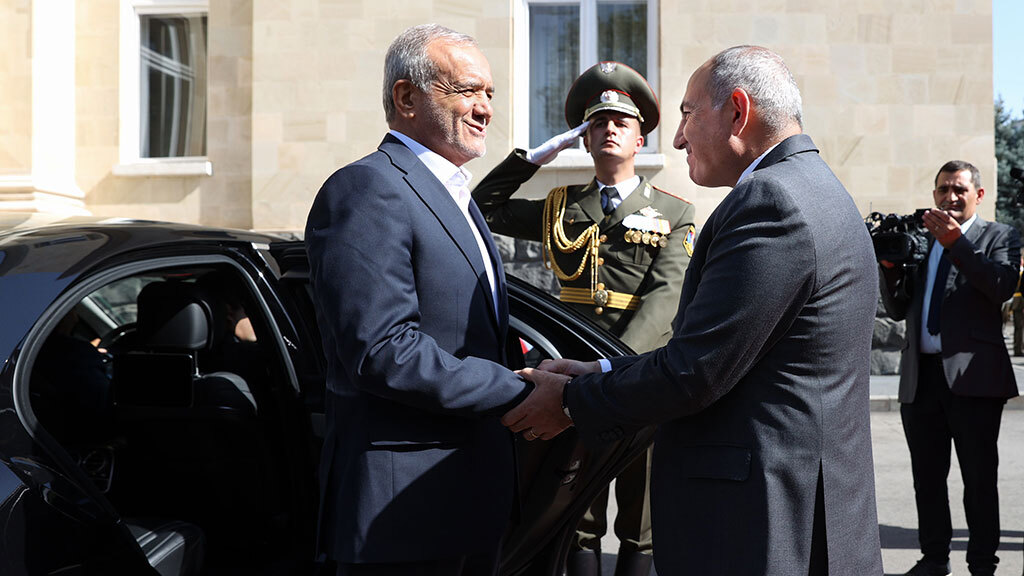 На переговорах с армянскими властями иранская делегация продвигала альтернативу Зангезурскому коридору (на фото слева президент Ирана Масуд Пезешкиан и премьер Армении Никол Пашинян)