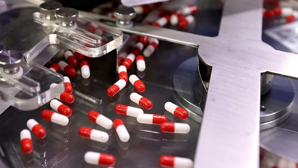 В натуральном выражении, то есть в упаковках, аптечные продажи БАДов продолжали падать