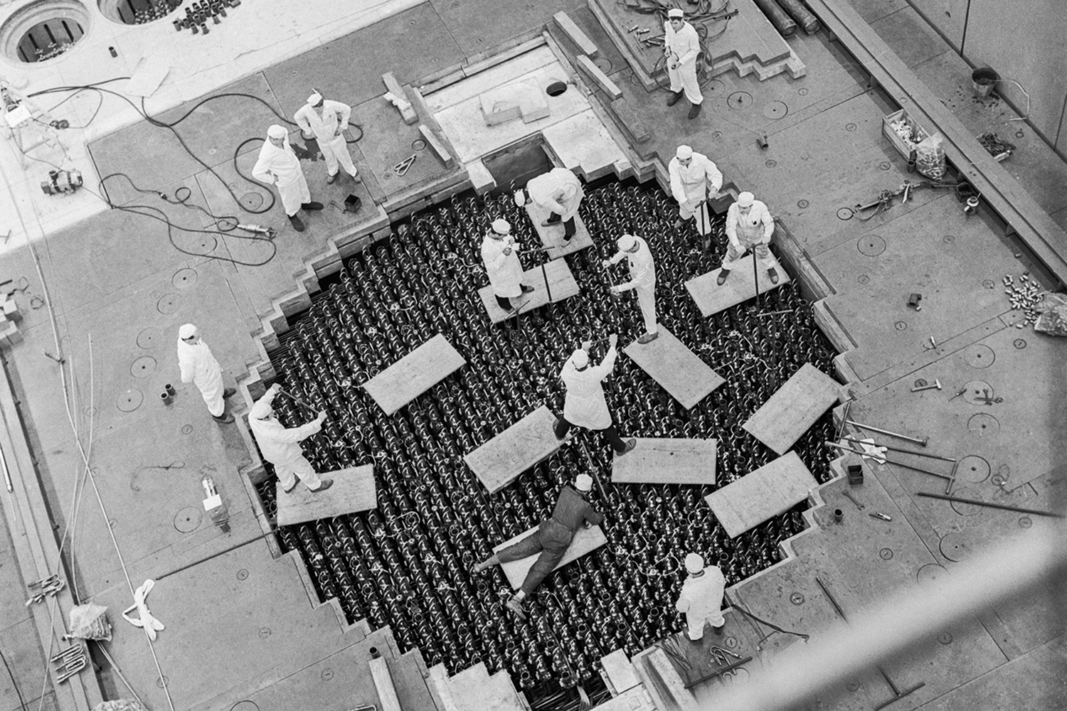 В 1964 г. в Заречном Свердловской области в строй ввели Белоярскую АЭС. Она стала первой станцией с реакторами разного типа (АМБ, БН-600, БН-800) и первенцем большой ядерной энергетики СССР. В наши дни доля выработки Белоярской атомной станции в энергобалансе Свердловской области составляет порядка 16%.&nbsp;На фото: сотрудники Белоярской атомной электростанции готовят атомный реактор к пуску.