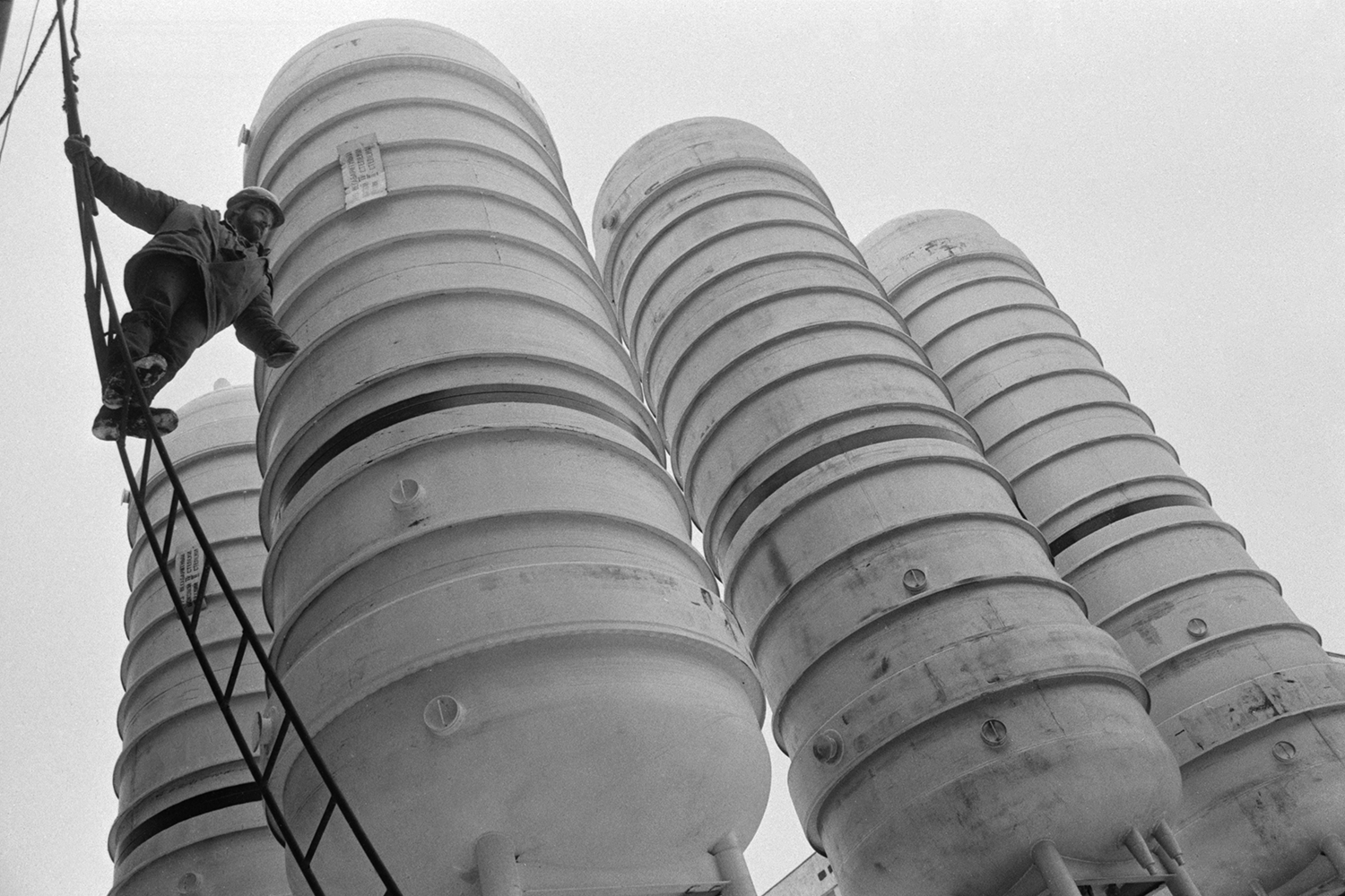 В 1967 г. в подмосковном Протвино в Институте физики высоких энергий (сейчас входит в Курчатовский институт) запустили крупнейший в мире коллайдер – ускоритель протонов с энергией 70 млрд электронвольт. Он оставался таковым в течение пяти лет и сделал СССР лидером исследований в области физики высоких энергий.На фото: ускоритель протонов в Протвино во время монтажа хранилища жидкого аргона и азота для жидкоаргонного спектрометра.