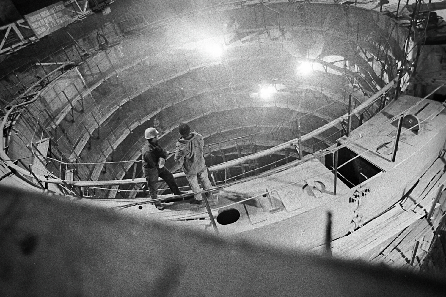 В 1974 г. на Ленинградской атомной электростанции запустили первый канальный реактор РБМК мощностью 1000 МВт. Параллельно СССР развернул масштабное строительство АЭС в Восточной Европе. Первая зарубежная станция введена в Райнсберге ГДР еще в 1966 г. В 1970-1980-е «Атомэнергоэкспорт» и «Зарубежатомэнергострой» строили атомные станции в Болгарии, Финляндии, Чехословакии и Венгрии.На фото: сварка конструкций атомного реактора, 1974 г.