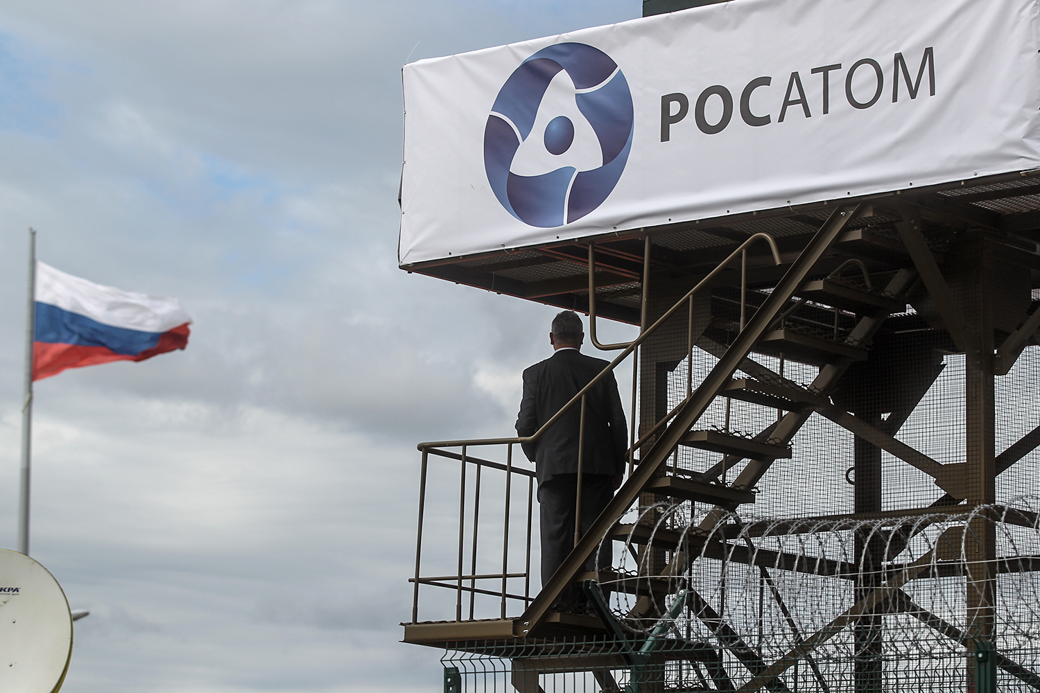 В 2000-е начались процессы реформирования и реорганизации атомной отрасли. В 2004 г. президент России Владимир Путин создал Федеральное агентство по атомной энергии. В 2007 г. его преобразовали в госкорпорацию «Росатом». Сейчас она объединяет 450 предприятий и организаций и около 420 000 сотрудников.&nbsp;
