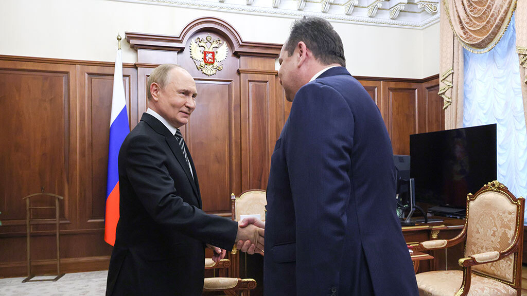 Встречи с Владимиром Путиным помогут губернаторам (на фото справа – врио главы Коми Ростислав Гольдштейн) с позиционированием на выборах